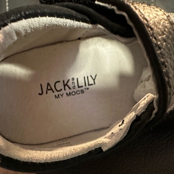 NEW Jack & Lily “My Mocs” (Roxy) Shoes with Skull & Crossbones / 24-30 Months - Picture 4 of 7